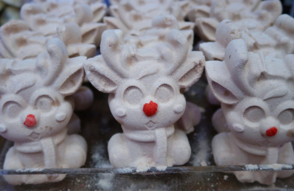 lush-products-2025-christmas-bath-bomb